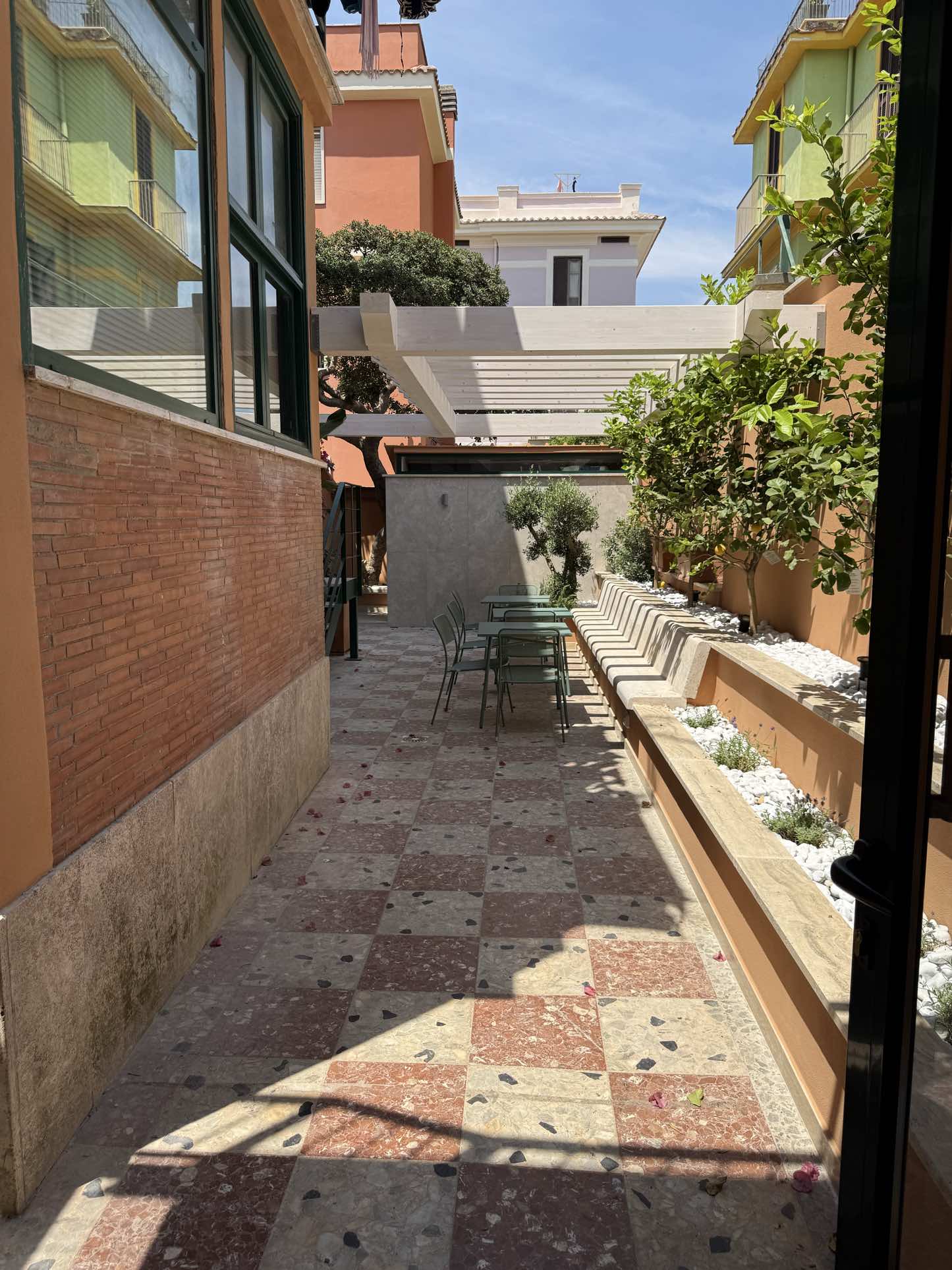 Cortile comune con pergola e tavoli