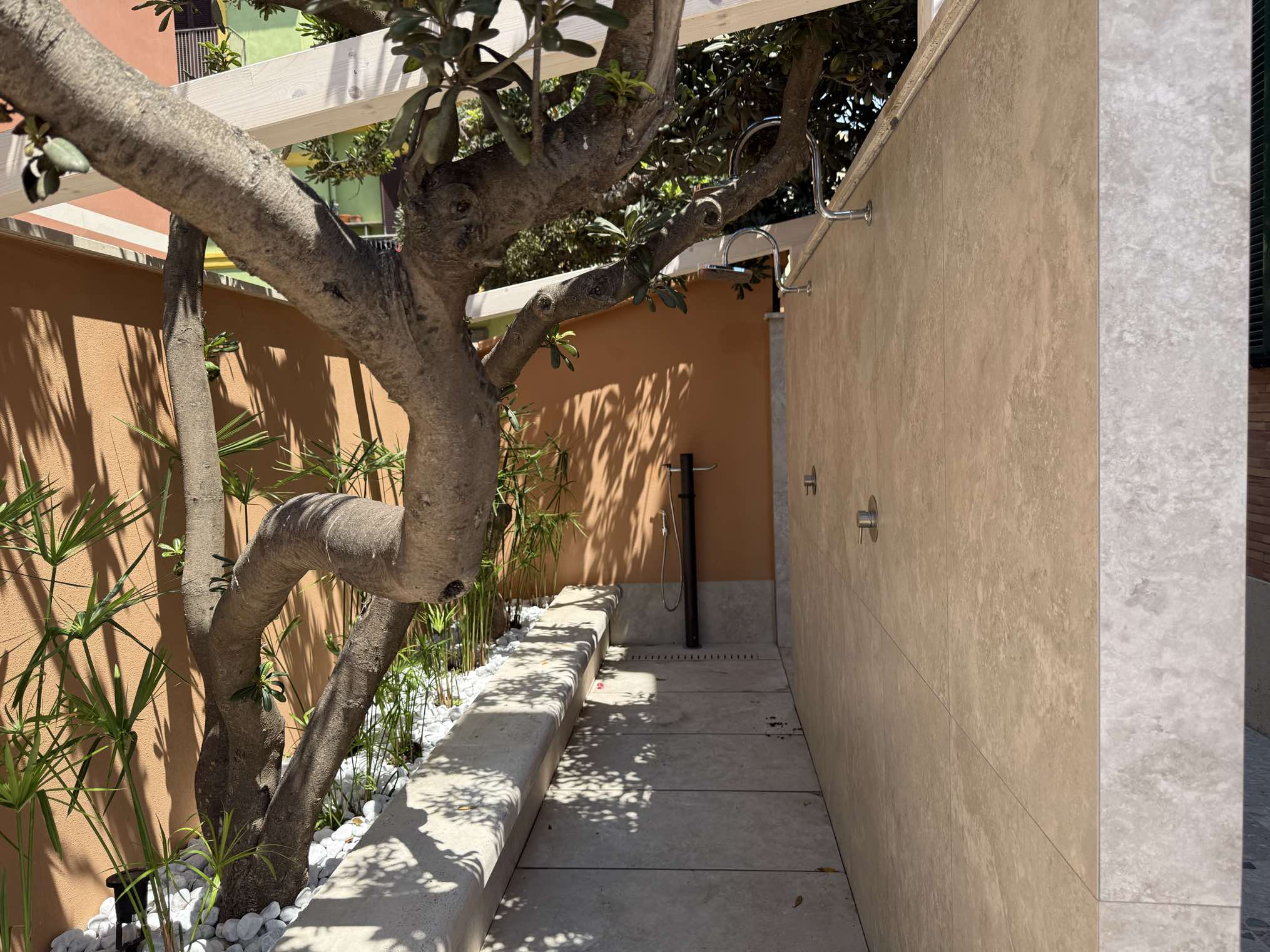 Zona docce esterne con albero secolare