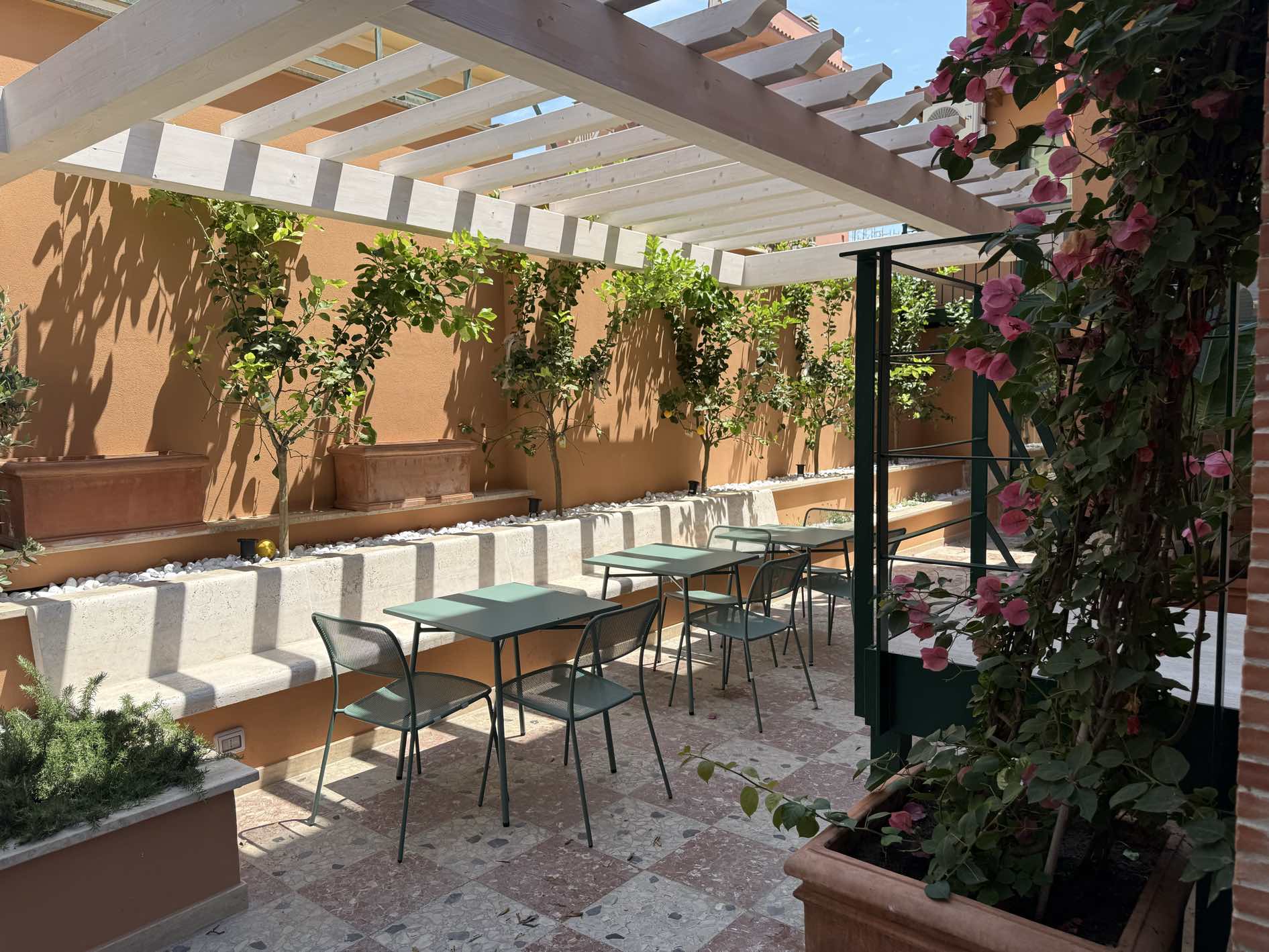 Cortile con pergola e bouganvillea